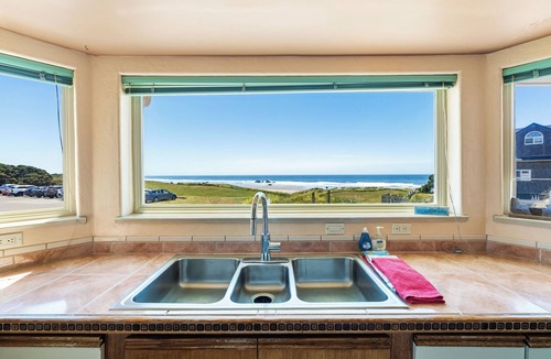 Bandon House | Beachfront, ocean view, direct beach access, dog friendly