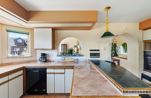 Bandon House | Beachfront, ocean view, direct beach access, dog friendly