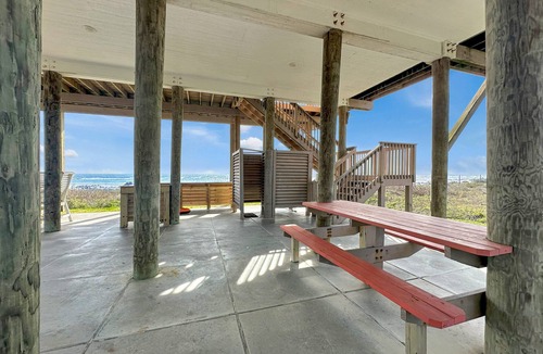 Port Bolivar House | Beachfront | Ocean Views, Deck & Gaming Console