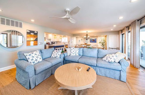 Gold Coast Condo | BEACHFRONT on BOARDWALK! 5BR/3BA, linens included, beach tags, beach gear!