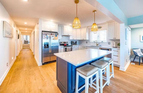 Gold Coast Condo | BEACHFRONT on BOARDWALK! 5BR/3BA, linens included, beach tags, beach gear!