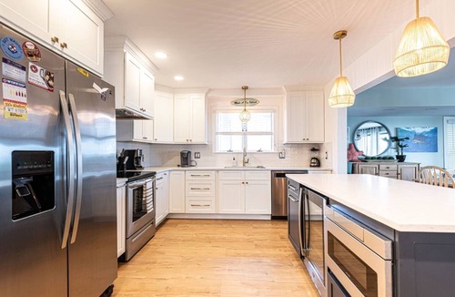 Gold Coast Condo | BEACHFRONT on BOARDWALK! 5BR/3BA, linens included, beach tags, beach gear!