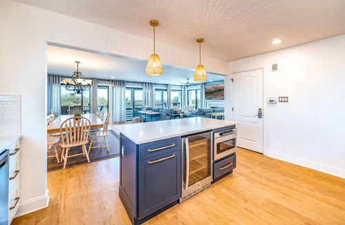 Gold Coast Condo | BEACHFRONT on BOARDWALK! 5BR/3BA, linens included, beach tags, beach gear!