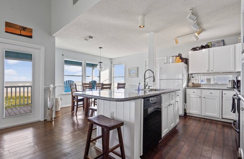 Spanish Grant House | Beachfront Panoramic Views, Covered Patio, Clean, 6 Miles from Town