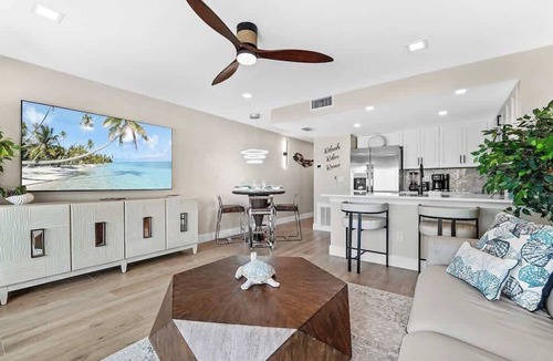 Holmes Beach Villa | Beachfront Paradise! Ground level with Heated pool
