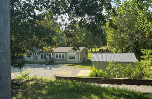 Longtown House | Beachfront private rental on Lake Eufaula- sleeps 7 guest and pet-friendly