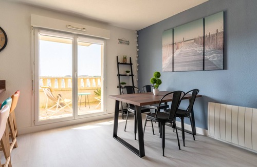 Biscarrosse Plage Apartment | Beachfront Renovated 2BR Apartment with Pool & Parking - Biscarrosse - Sleeps 6