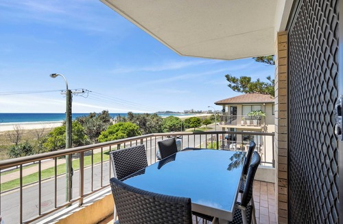 Bilinga Apartment | Beachfront Relaxing Getaway