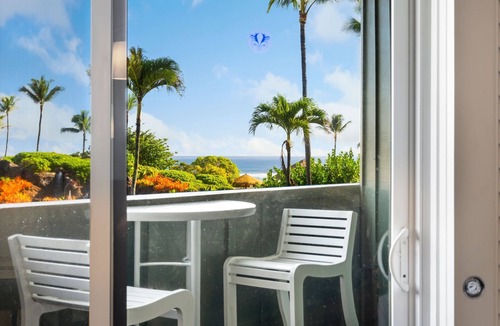 Hanamaulu Condo | BEACHFRONT RESORT restaurants on site, Ocean & Pool Views!