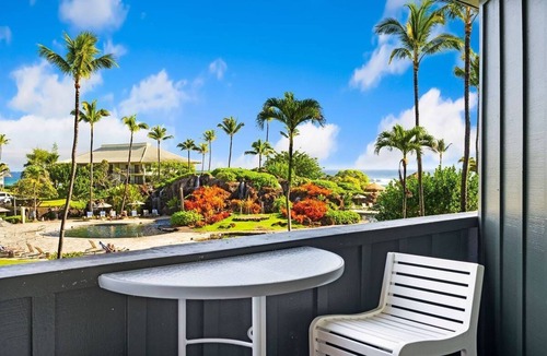 Hanamaulu Condo | BEACHFRONT RESORT restaurants on site, Ocean & Pool Views!