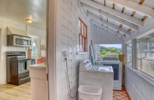 Rockaway Beach Cottage | Beachfront retreat with hot tub | Dog-friendly