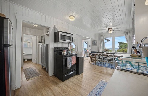 Rockaway Beach Cottage | Beachfront retreat with hot tub | Dog-friendly