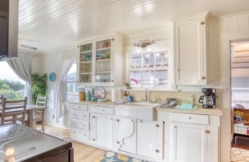 Rockaway Beach Cottage | Beachfront retreat with hot tub | Dog-friendly