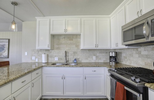 Downtown Condo | Beachfront Retreat With Balcony Overlooking Pacific Ocean