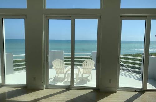 Vero Beach House | Beachfront/Riverfront – Best Sunsets/Sunrises - Heated Pool/Spa - Rooftop Deck