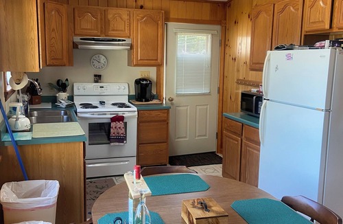 Roxbury Cottage | Beachfront-Roxbury Pond