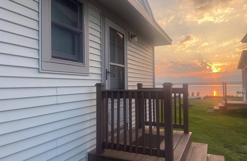 Roxbury Cottage | Beachfront-Roxbury Pond