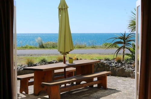 Eskdale House | Beachfront, rustic, sunny 3 bdrm house, with birdlife.
