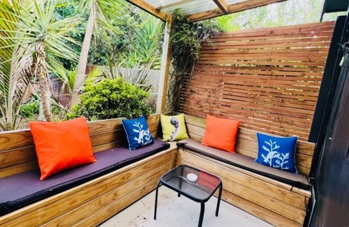 Eskdale House | Beachfront, rustic, sunny 3 bdrm house, with birdlife.