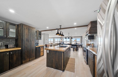 Prince County House | Beachfront, sandbar, 8p sauna, pickleball court, 6BR, outdoor kitchen and more
