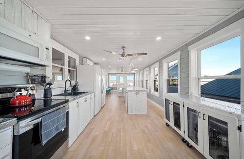 Prince County House | Beachfront, sandbar, 8p sauna, pickleball court, 6BR, outdoor kitchen and more