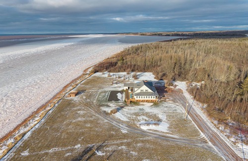 Prince County House | Beachfront, sandbar, 8p sauna, pickleball court, 6BR, outdoor kitchen and more