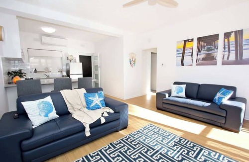 Semaphore House | Beachfront self contained upstairs apartment
