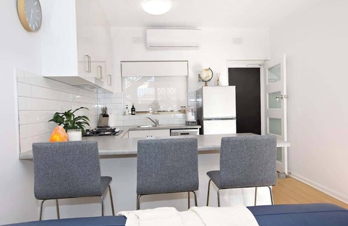 Semaphore House | Beachfront self contained upstairs apartment