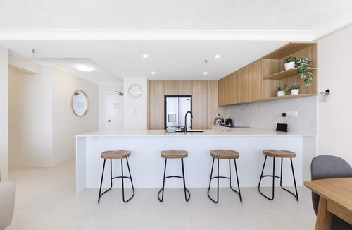 Surfers Paradise Apartment | Beachfront Stylish Apartment with Ocean Views