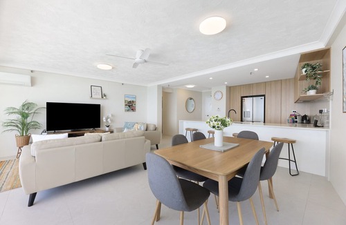 Surfers Paradise Apartment | Beachfront Stylish Apartment with Ocean Views