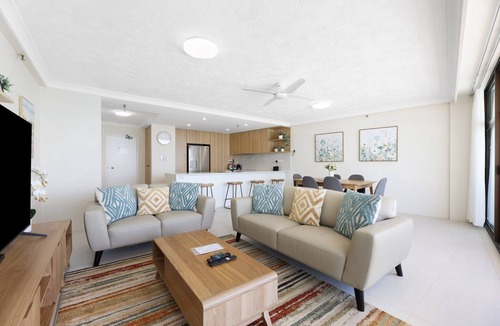 Surfers Paradise Apartment | Beachfront Stylish Apartment with Ocean Views