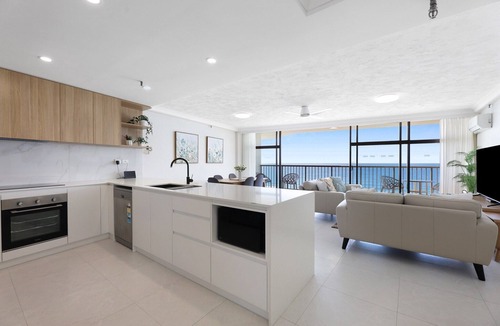 Surfers Paradise Apartment | Beachfront Stylish Apartment with Ocean Views