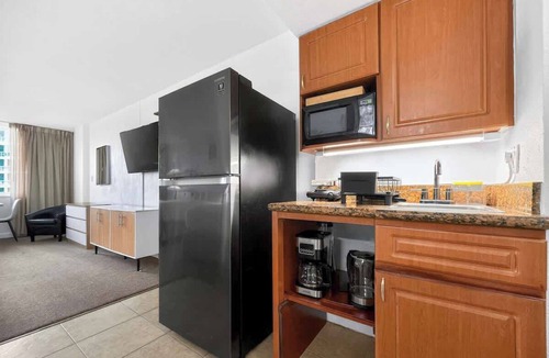 Sunny Isles Beach Apartment | Beachfront Studio w/Pool & Gym | Sunny Isles
