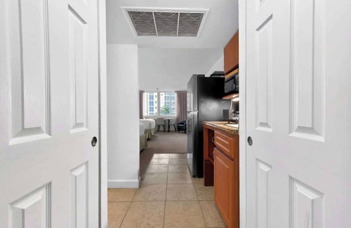 Sunny Isles Beach Apartment | Beachfront Studio w/Pool & Gym | Sunny Isles