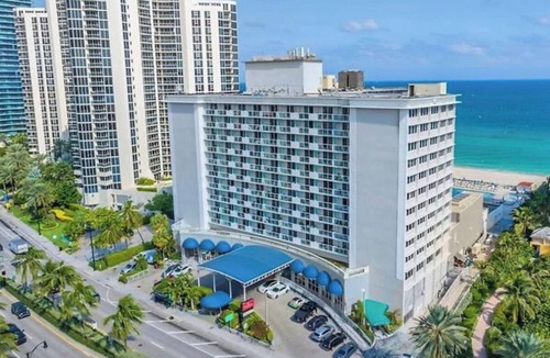 Sunny Isles Beach Apartment | Beachfront Studio w/Pool & Gym | Sunny Isles