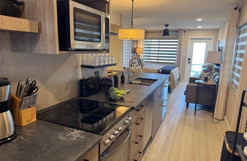 Bradenton Beach Condo | Beachfront Studio on the sand - New Remode,l Free Parking I