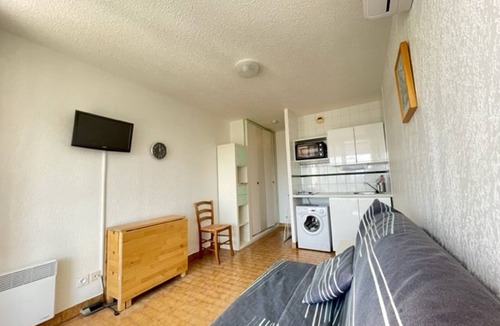 Sete Apartment | Beachfront studio cabin with air conditioning and private parking in Sète