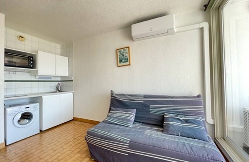 Sete Apartment | Beachfront studio cabin with air conditioning and private parking in Sète
