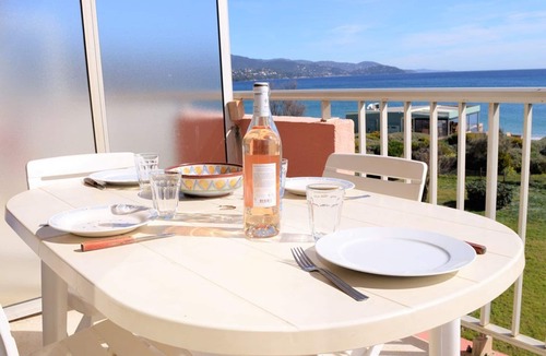 Le Lavandou Apartment | Beachfront studio with terrace and cleaning included