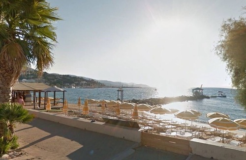 Le Lavandou Apartment | Beachfront studio with terrace and cleaning included