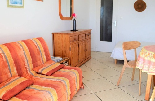 Le Lavandou Apartment | Beachfront studio with terrace and cleaning included