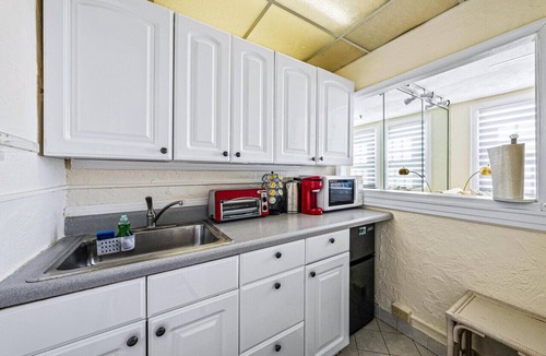 Palm Beach Condo | Beachfront Summer Suite with Pool Access