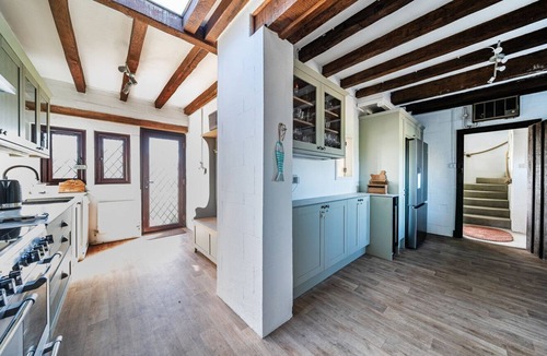 West Wittering Cottage | Beachfront Thatched Cottage in West Wittering – Sleeps 8, Garden, Parking, Pets