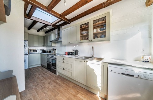 West Wittering Cottage | Beachfront Thatched Cottage in West Wittering – Sleeps 8, Garden, Parking, Pets