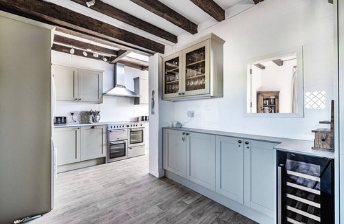 West Wittering Cottage | Beachfront Thatched Cottage in West Wittering – Sleeps 8, Garden, Parking, Pets