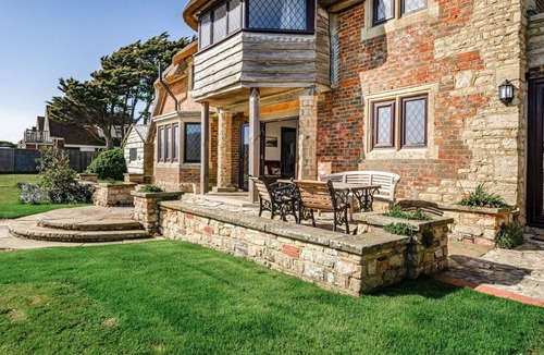 West Wittering Cottage | Beachfront Thatched Cottage in West Wittering – Sleeps 8, Garden, Parking, Pets