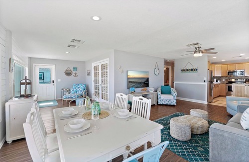 Painters Hill House | Beachfront Top Floor | King Bed | Direct Access