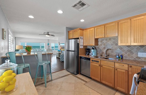 Painters Hill House | Beachfront Top Floor | King Bed | Direct Access