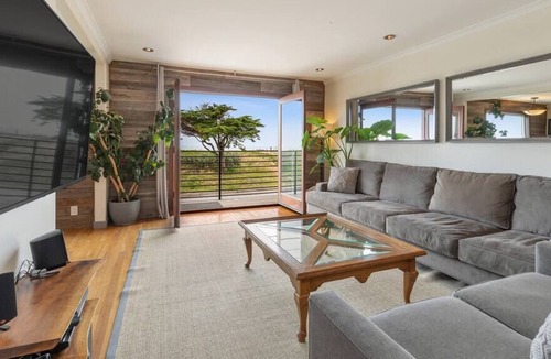 Outer Sunset House | Beachfront urban Oasis - 6 beds, hot tub