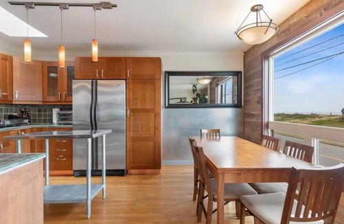 Outer Sunset House | Beachfront urban Oasis - 6 beds, hot tub